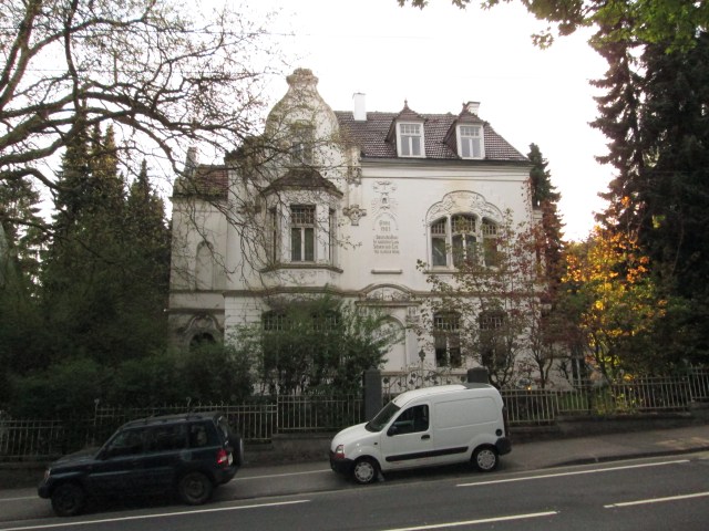 The white vehicle in front is a Renault Kangoo, like the one we borrowed from our hosts.